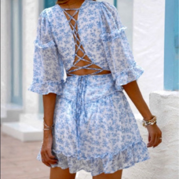Dresses & Skirts - Lace Up Back Floral Dress